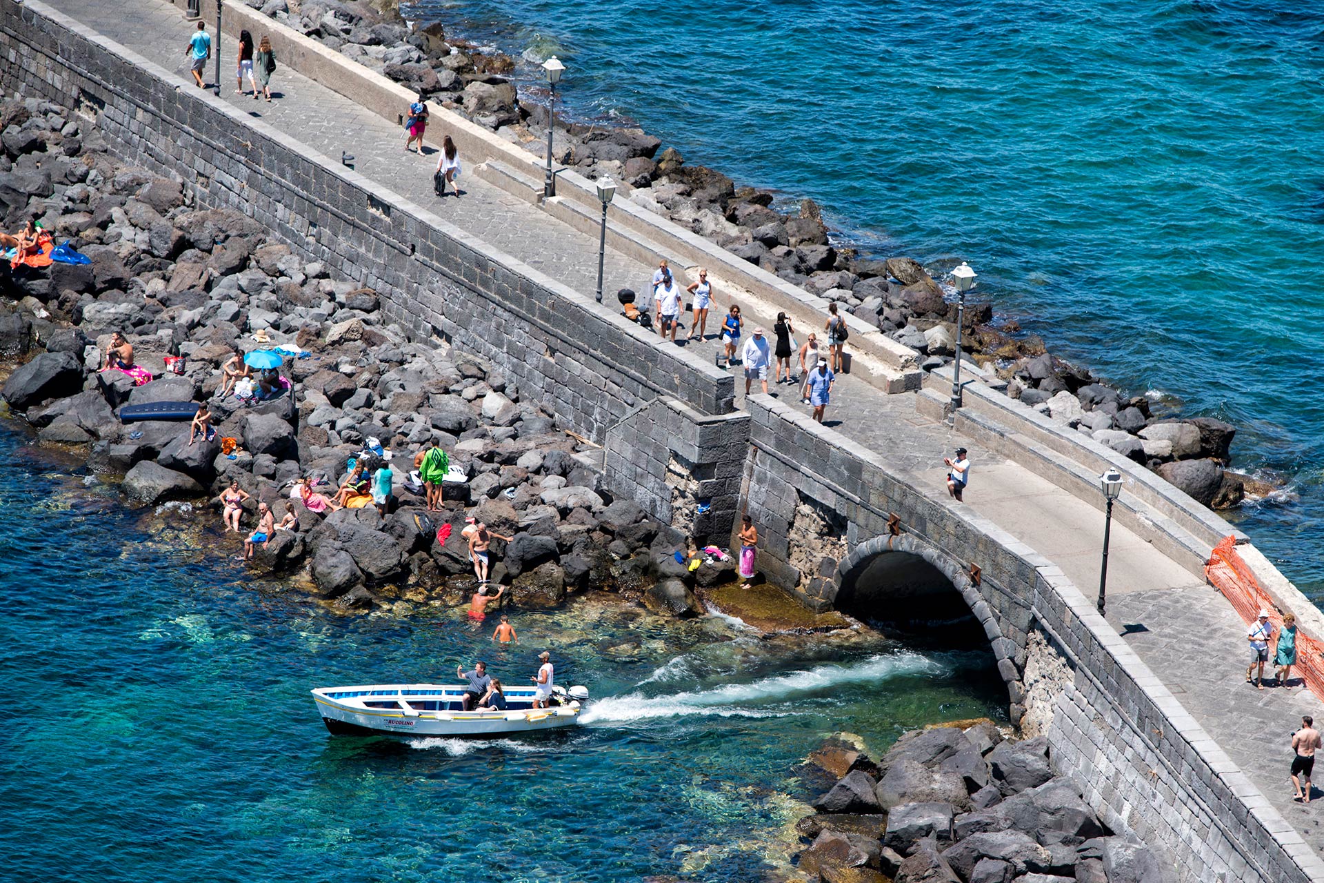  Gli scogli ai piedi del Castello